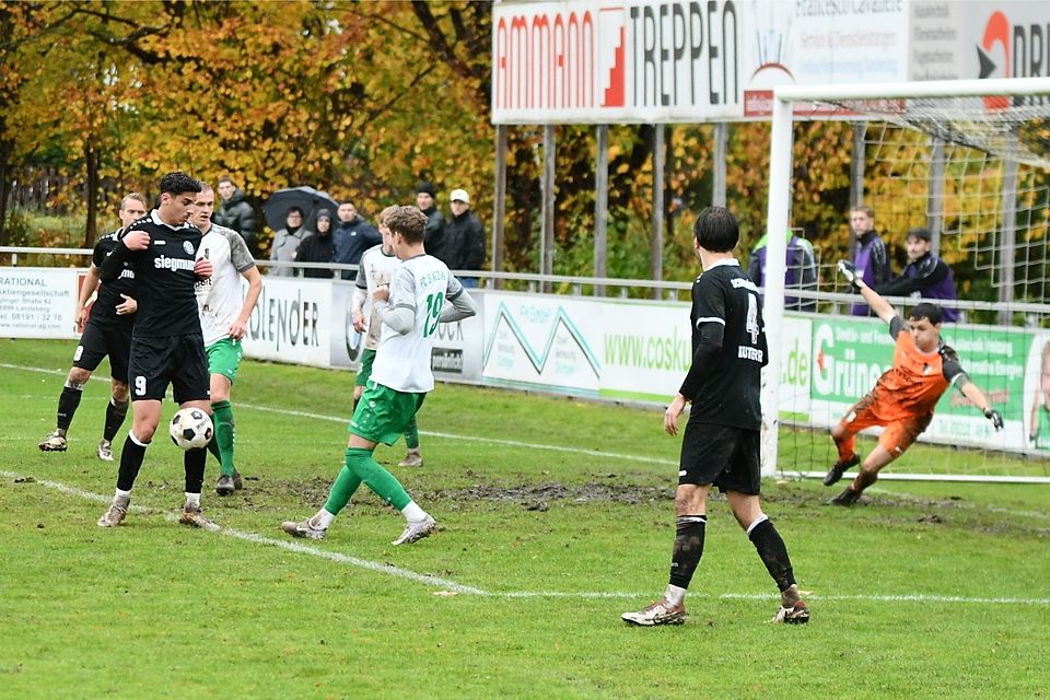 Die Vorentscheidung: Schwabmünchens Muhammed Emirzeoglu (am Ball) fällt der Ball vor die Füße und der Stürmer macht daraus das 2:1 gegen den FC Stätzling.