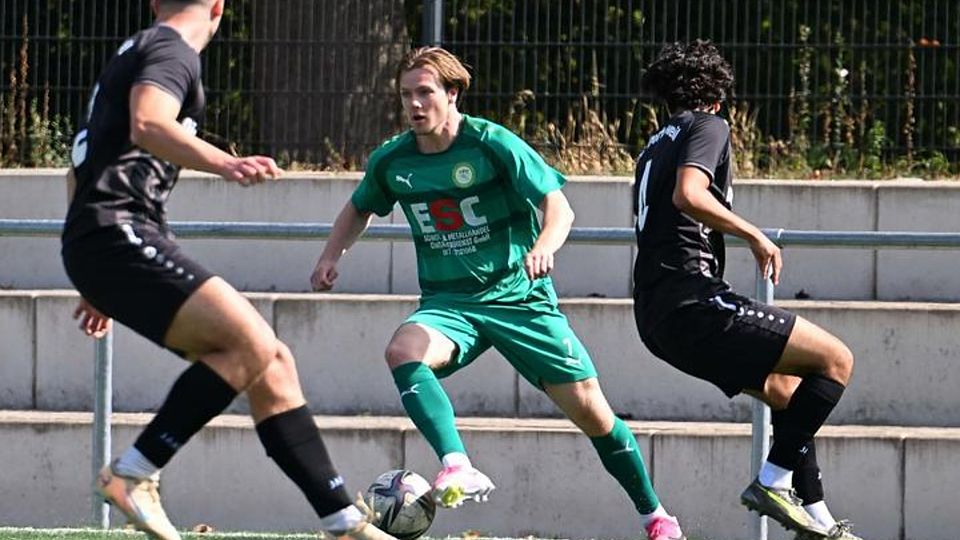 Der 1:1-Ausgleich von Kevin Schuller (Mitte, hier gegen Dortelweils Mohamed El Allaoui (re.) und Antonio Montiljo) hält den VfR Groß-Gerau gegen den SC Dortelweil zunächst im Spiel, dann bricht der VfR ein.
