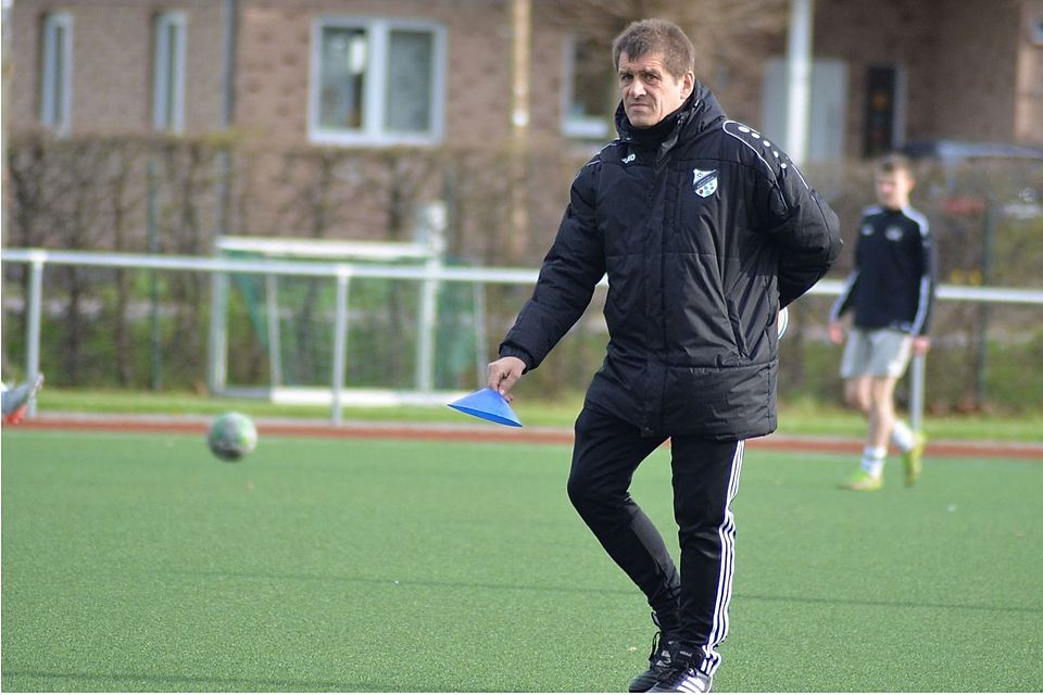 Norbert Bonn trainiert die U17 des JFV Bördeland. 