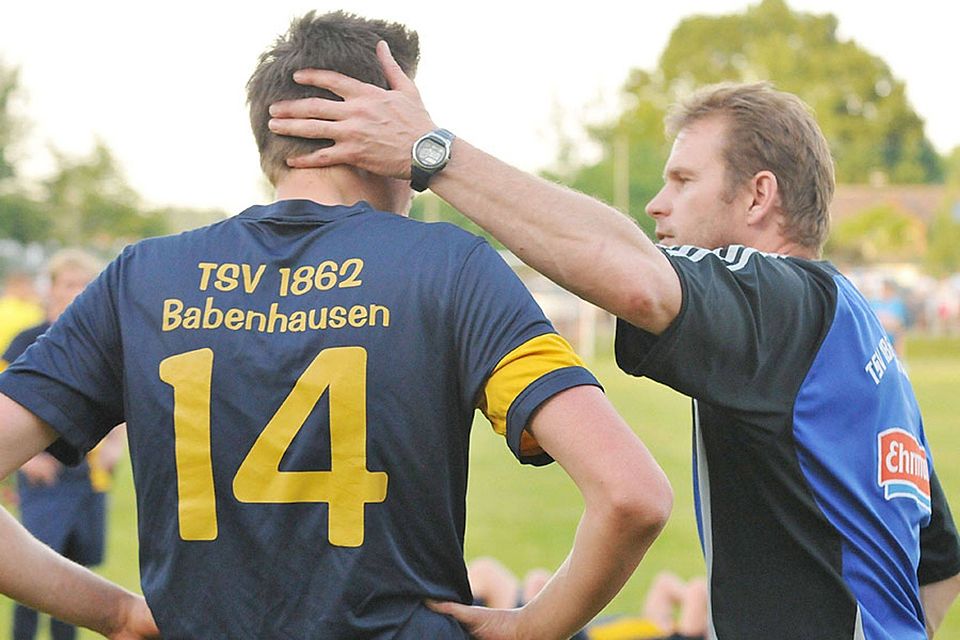 Trost spendete der scheidende Babenhauser Trainer Bernd Scherer (rechts) seinem Schützling Florian Egger nach dem feststehenden Bezirksliga-Abstieg, der weitreichende Folgen für den TSV hat.  F.: Walter Brugger