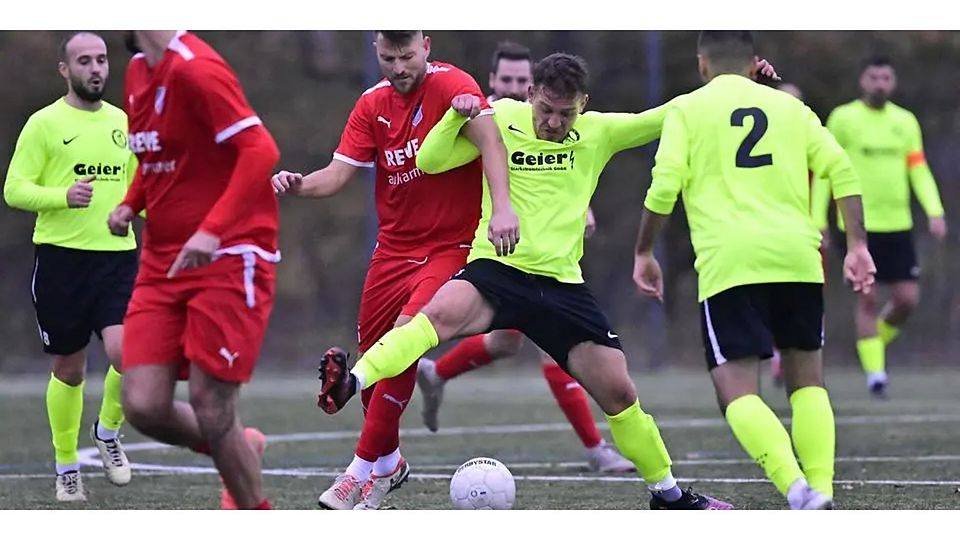 Spielertrainer Marvin Hartmann (links im Zweikampf mit Sebastian Bakaus) und die SG Obere Dill kehren umgehend wieder die Erfolgsspur zurück und setzten sich beim Verfolger SV Herborn mit 3:1 durch. © Henrik Schneider