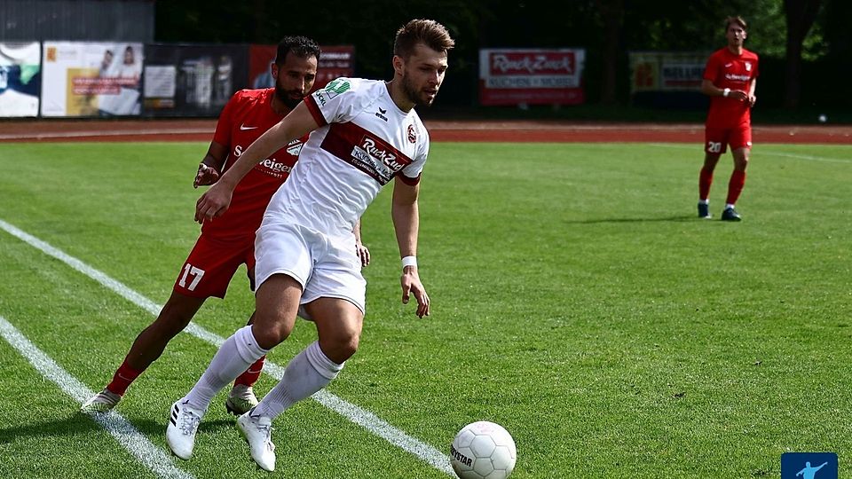 Tobias Huber (am Ball) geht in seine dritte Saison als Spielertrainer des SSV Eggenfelden 