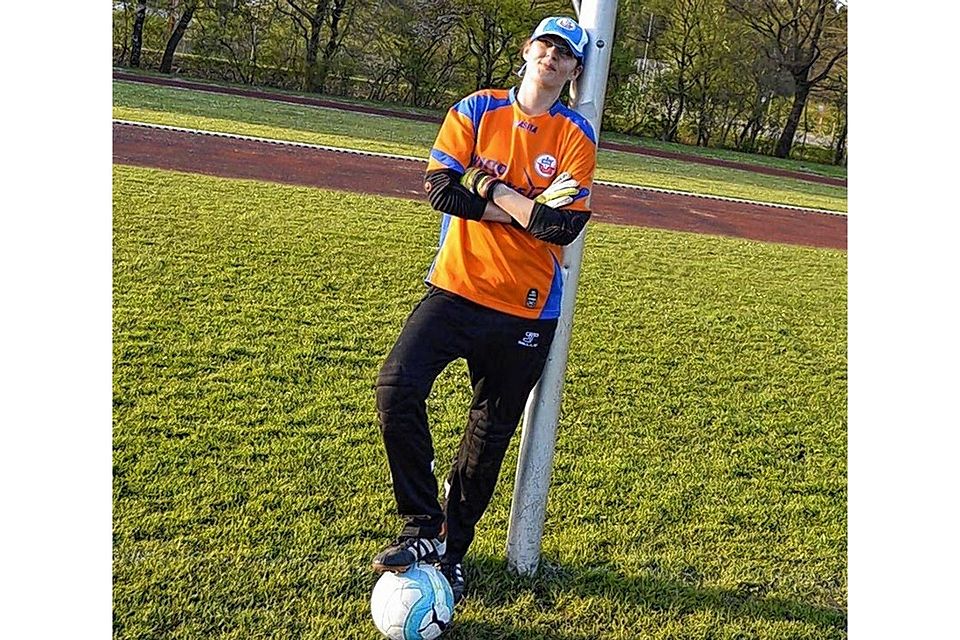 Trainiert fleißig mit Ball und Fußballschuhen: Katja Jensen läuft mit der Fan-Elf am Sonnabend gegen die Traditionsmannschaft des FC Hansa auf. Foto: Privat