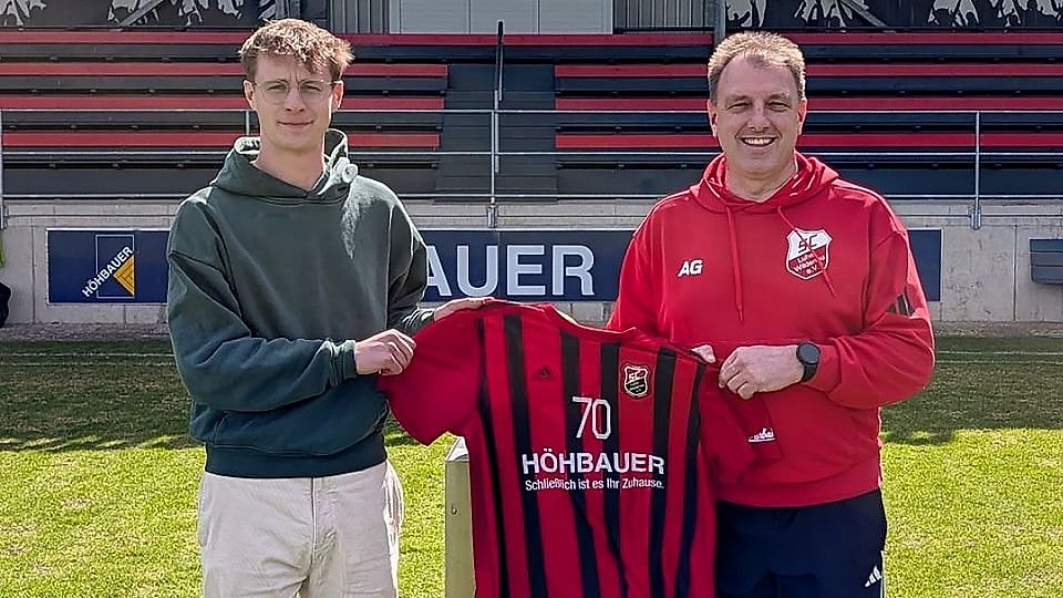 Abteilungsleiter Armin Goschler (rechts) präsentiert Sommerneuzugang Julias Richter.