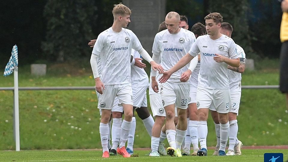 Florian Knauer (Bildmitte) glänzte beim TSV Bogen als Doppeltorschütze 
