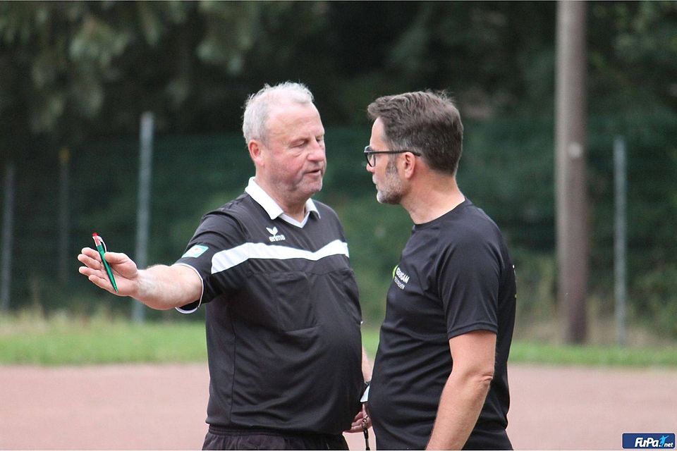 Neuerdings Kollegen: Jürgen Steitbürger(r.), Trainer des B-Ligisten SV Alhausen/Pömbsen/Reelsen, hat den Schiedsrichter-Lehrgang erfolgreich absolviert und ist nun auch als Referee unterwegs. 