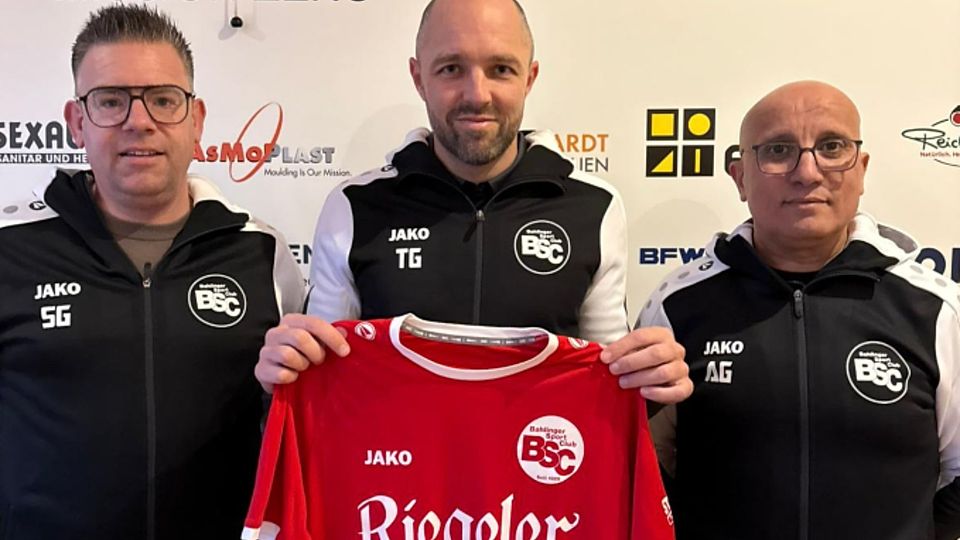 von li. Sebastian Gugel (Vorstand Jugend des BSC), der neue Trainer der U 23 Tobias Göbel sowie re. Ali Gasmi, bisheriger U 23- und künftiger U 19-Trainer des Bahlinger SC.
