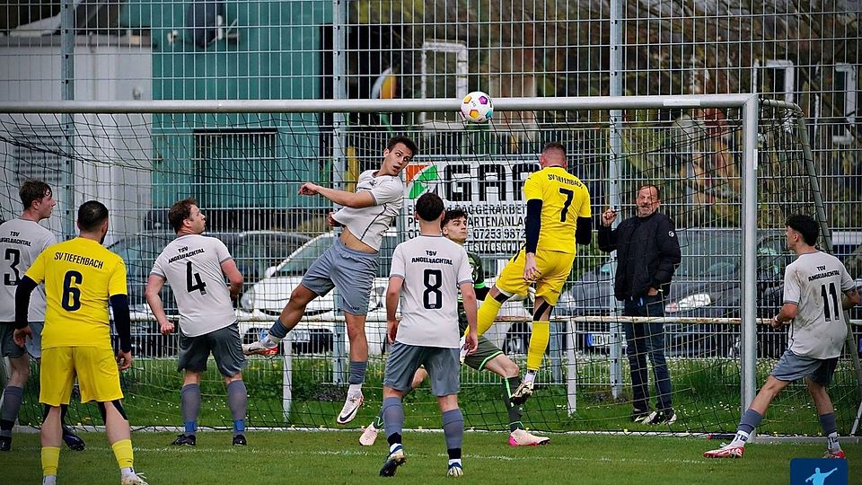 Die Tiefenbacher (gelb-schwarz) haben sich eine starke Ausgangsposition erarbeitet.