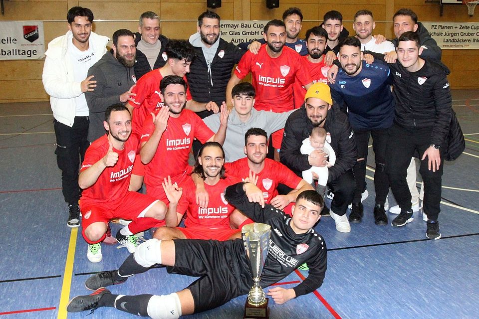 Türkspor Augsburg hatte Grund zur Freude. Im Finale der Futsalmeisterschaft der Stadt Augsburg und des Landkreises Aichach-Friedberg gelang ein Sieg nach Sechsmeterschießen gegen den FC Stätzling.