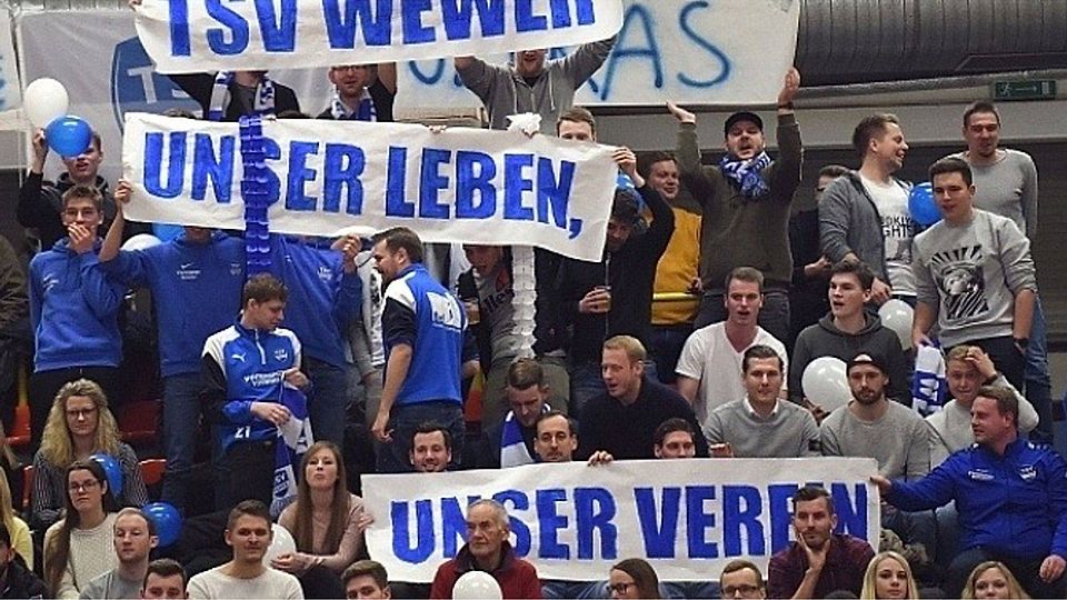 Sie sorgten für Stimmung: Der TSV Wewer konnte sich beim Silvester-Cup über ein tolle Unterstützung seiner Fans freuen. Foto: Uli Petzold