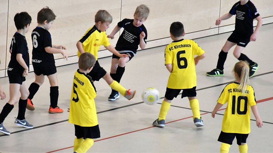 Organisiertes Chaos: Mit großer Begeisterung waren die kleinsten Kicker im Einsatz. Im Gruppenspiel der U7-Junioren traf der spätere Sieger SV Eintracht Berglern (schwarze Trikots) auf den SC Kirchasch und setzte sich mit 2:0 Toren durch.  Günter Herkner