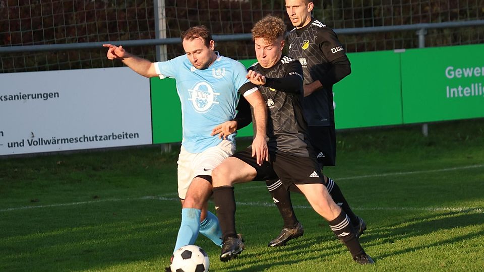 Wichtiger Sieg im Spitzenspiel: Tobias Schneider (am Bll) und der TSV Schwabhausen schlugen Niederroth (schwarze Trikots) 3:1