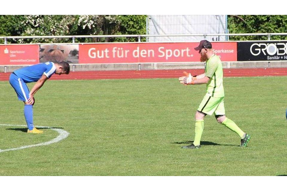 Während Hohentengens Torwart Patrick Leichtle das 2:0 seiner Mannschaft bejubelt, hängen bei der TSG Ehingen die Köpfe. (SZ-Foto: götz)