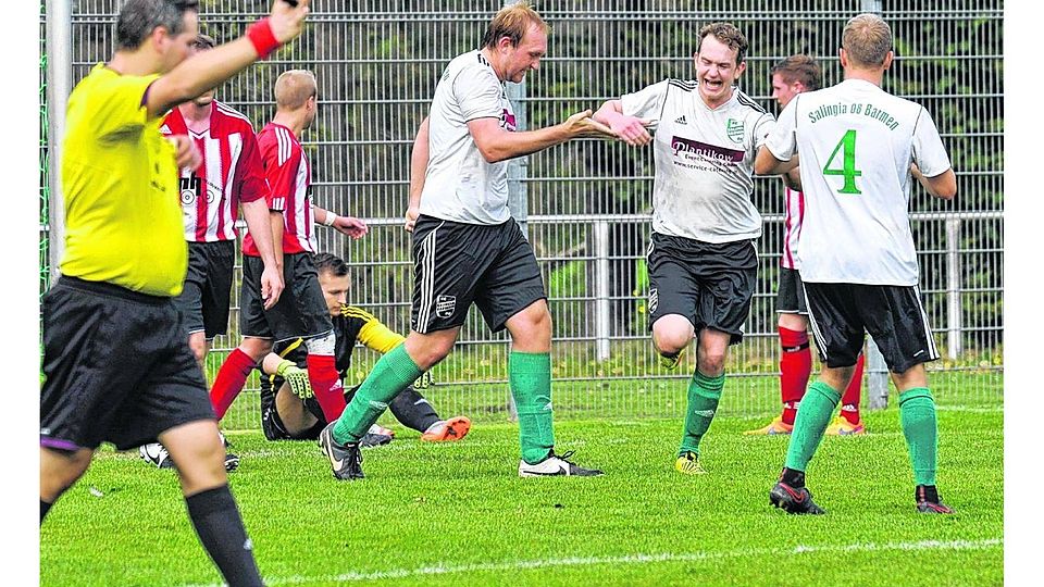 Salinga Barmen ? Jugendsport Wenau II 3:2: Torschütze Bastian Schunk (2. von rechts) freut sich mit Maximilian Engel (rechts) und Friedrich Smolarski über das 1:0 für Barmen. Foto: Günther Kròl