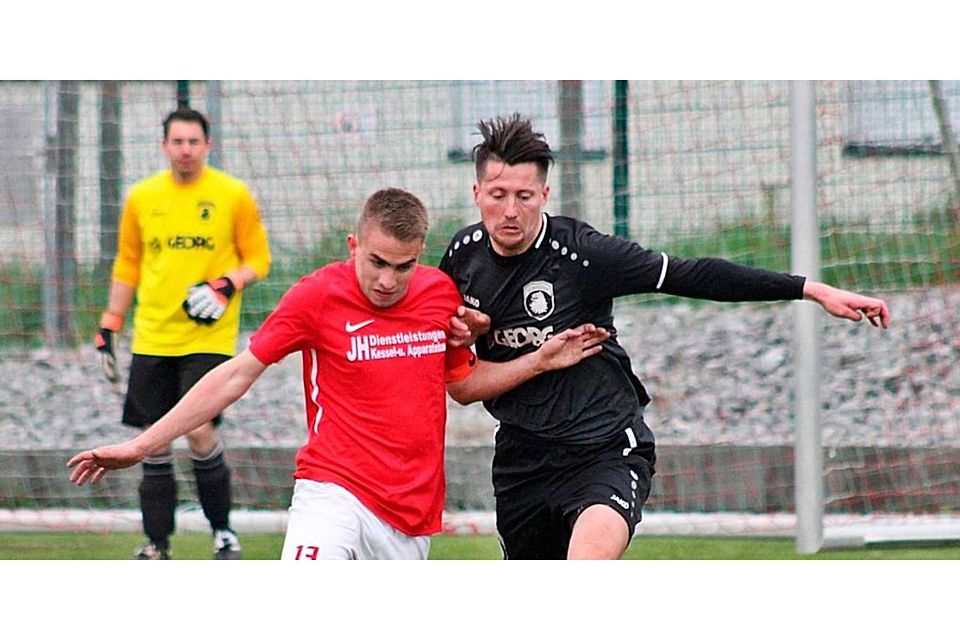 Chirom Buhl (l.) vom SSV Sechshelden stemmt sich Andreas Gerlitz von der SSG Breitscheid und dem Abstieg entgegen. Die wichtigen Partien in Oberquembach und gegen Reiskirchen/Niederwetz folgen auf das Heimspiel gegen den FC Werdorf. Foto: Stefanie Strömmer-Kneip 