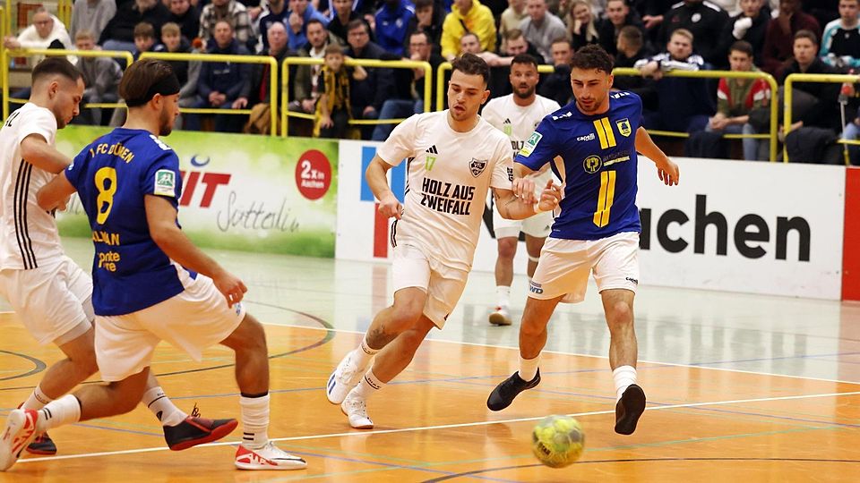 Packendes Finale bei der 38. Auflage des Hallencups: Am Ende behält der 1. FC Düren (in Blau) mit 3:1 nach Verlängerung gegen den VfL Vichttal die Oberhand.