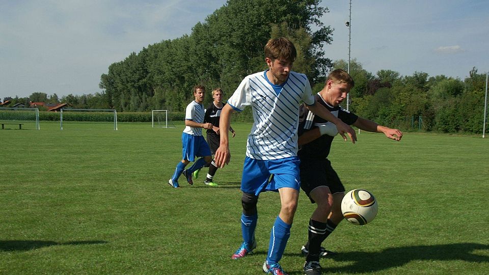 Der FC Jengen (weiß) und der FSV Kirchdorf (schwarz) duellieren sich auch in der kommenden Saison wieder.         Foto: Erwin Lutz