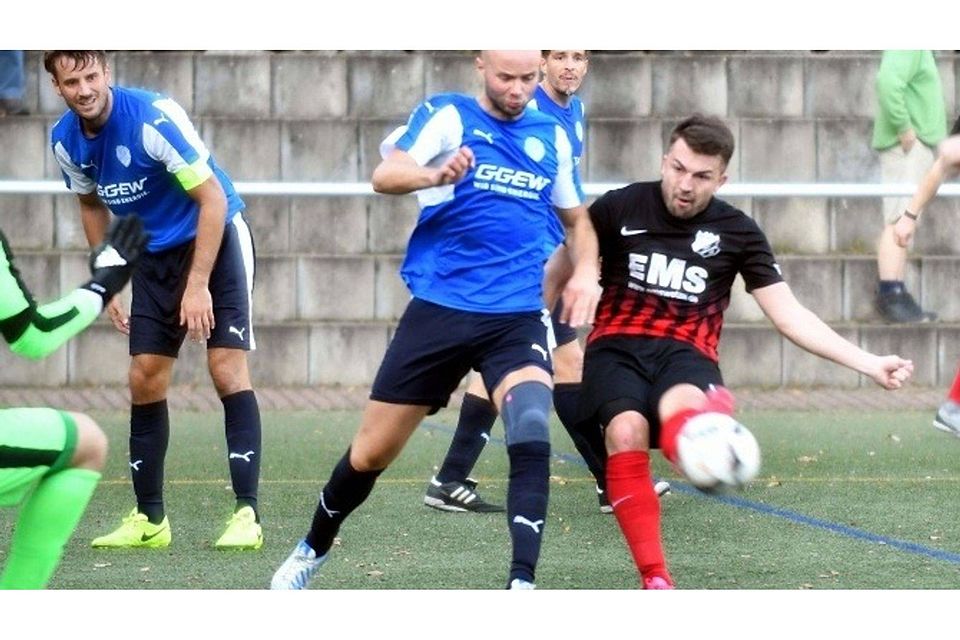 Die Entscheidung: Unter-Abtsteinachs Patrick Landwehr (rechts, gegen Sergej Pineker von den Sportfreunden) erzielt das 3:1. Foto: Jürgen Strieder Die Entscheidung: Unter-Abtsteinachs Patrick Landwehr (rechts, gegen Sergej Pineker von den Sportfreunden) erzielt das 3:1. Foto: Jürgen Strieder