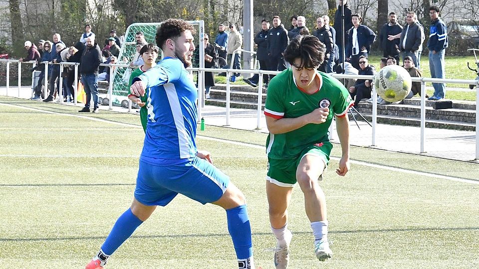 Für seine Gegenspieler schwer zu greifen: Basaras Goalgetter Keisuke Hayakawa (rechts).