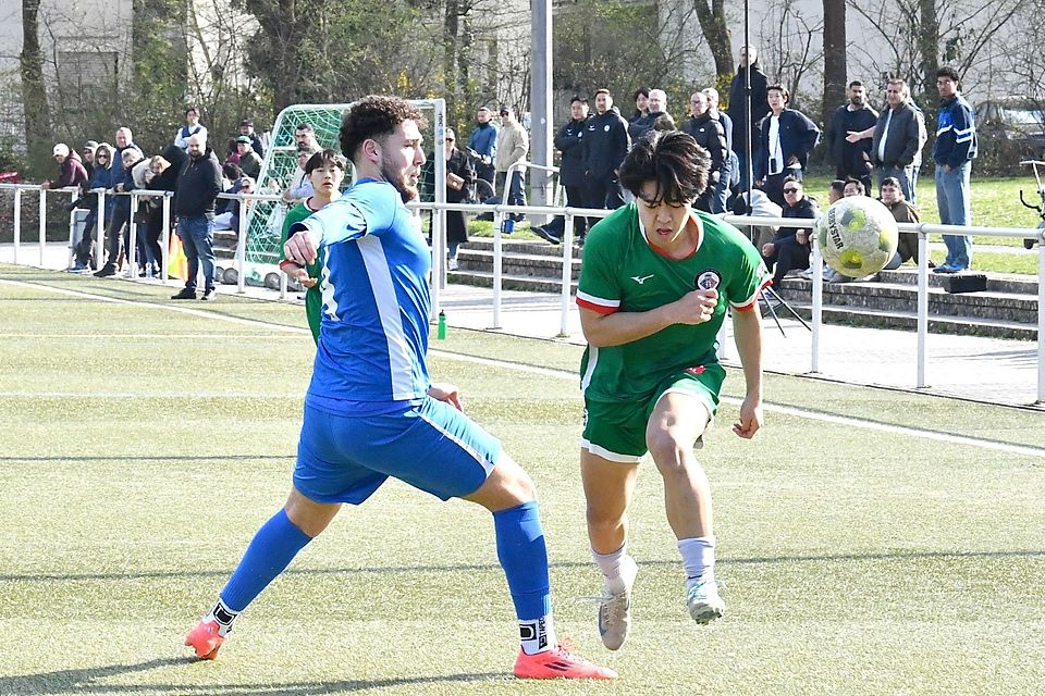 Für seine Gegenspieler schwer zu greifen: Basaras Goalgetter Keisuke Hayakawa (rechts).