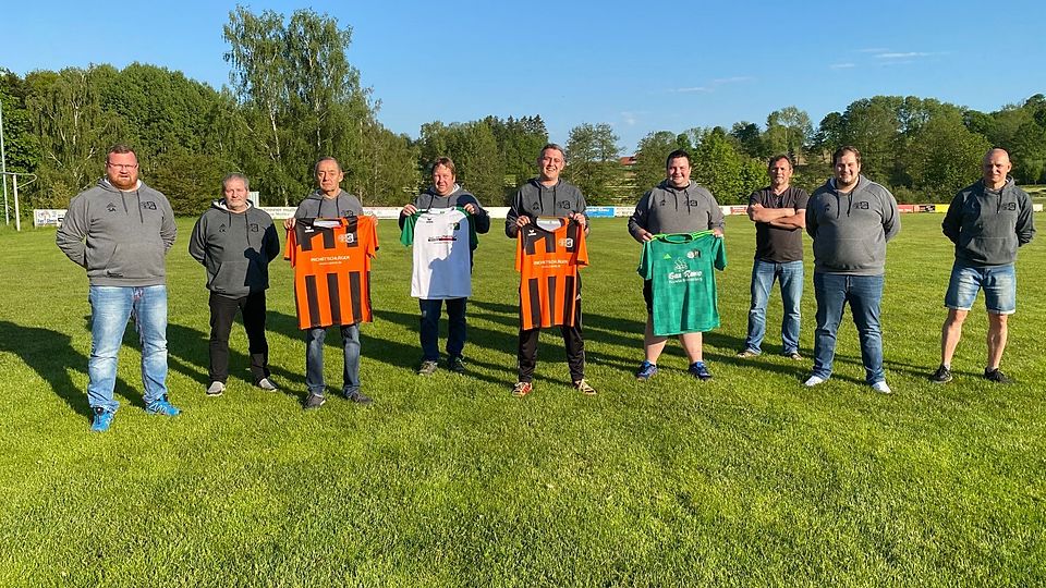 Die Verantwortlichen der SG (von links nach rechts): Stefan Anetzberger (Vorstand DJK Sonnen), Christian Krottenthaler (Vorstand DJK Breitenberg), Klaus Bichlmeier (Trainer 2. Mannschaft), Jürgen Anetzberger (Trainer 1. Mannschaft), Andreas Roßgoderer (Trainer 2. Mannschaft), Florian Resch (Torwarttrainer), Roman Kern (ehemaliger Torwarttrainer), Tobias Krottenthaler (Abteilungsleiter Breitenberg und neuer Trainer 3. Mannschaft), Gerhard Seibold (Abteilungsleiter Sonnen)