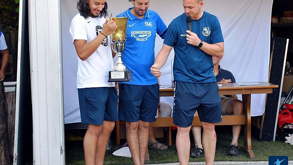 Der SV Erbenheim sicherte sich den Turniersieg bei der Niederseelbacher Sportwoche. Von links: SVE-Verteidiger Mohamed Quadah, Spielertrainer Karim El Bakkaoui und Niederseelbachs Vorsitzender Kevin Detloff.