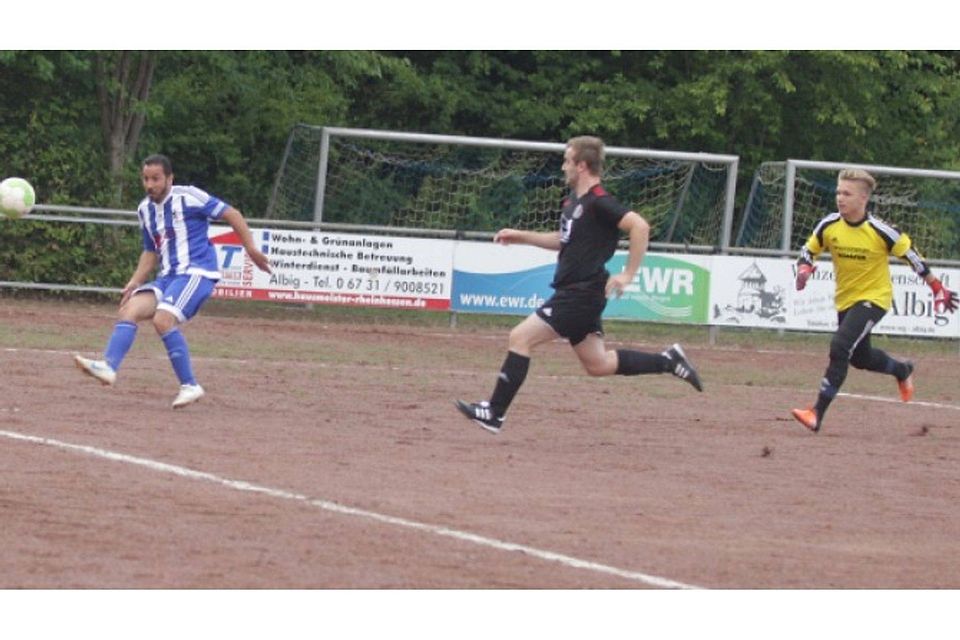 Freimersheims Mazan Dia (l.) erzielt das 1:0. Noah Breitwieser und Torhüter Dominik Becker von RWO Alzey II sind machtlos.