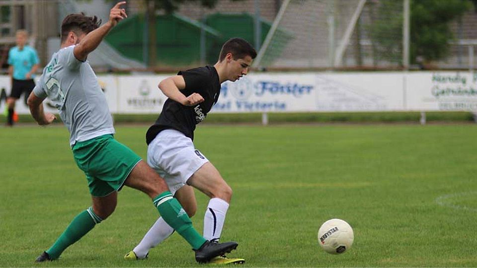Sein Tor reichte nicht: Sebastian Laigle (r.) traf zur 1:0-Führung. Am Ende trennte sich der Hövelhofer SV und die TuS Tengern mit 1:1. F: Heinemann