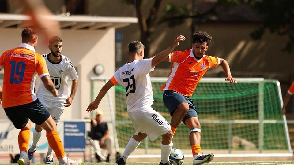 Pablo Romero Centeno (am Ball, im Duell mit Germania-Spieler Abdullah Tasdelen) will mit dem SV Wiesbaden konstanter werden. Zum Liga-Start hatte der SVW an der Waldstraße 3:0 gewonnen. 	Foto: Pia Pfeifer