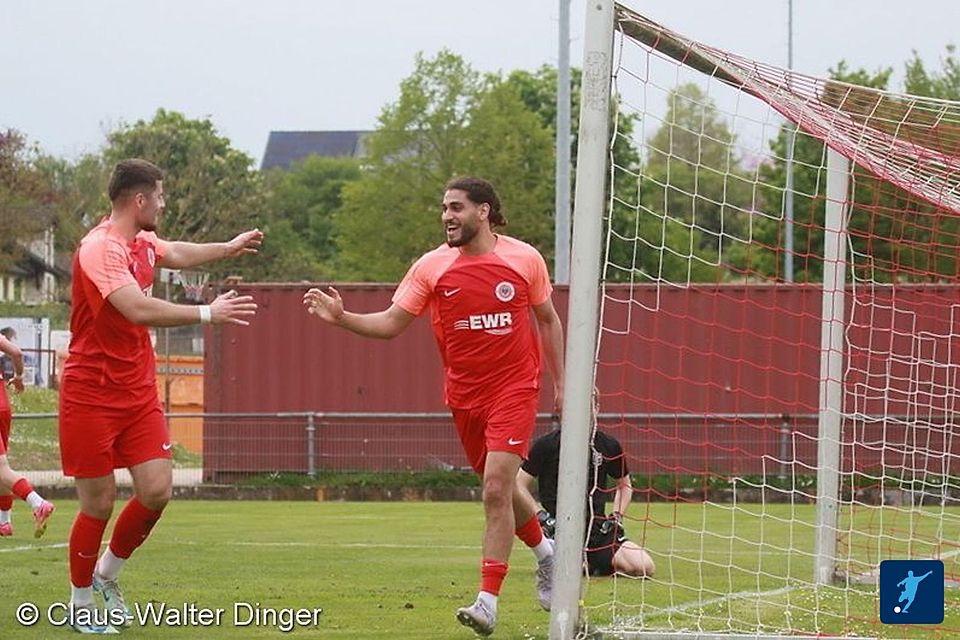 Khaled Abou Daya (rechts) bejubelt seinen Treffer. Gegen die TSG Bretzenheim gelangen dem Angreifer gleich zwei. 