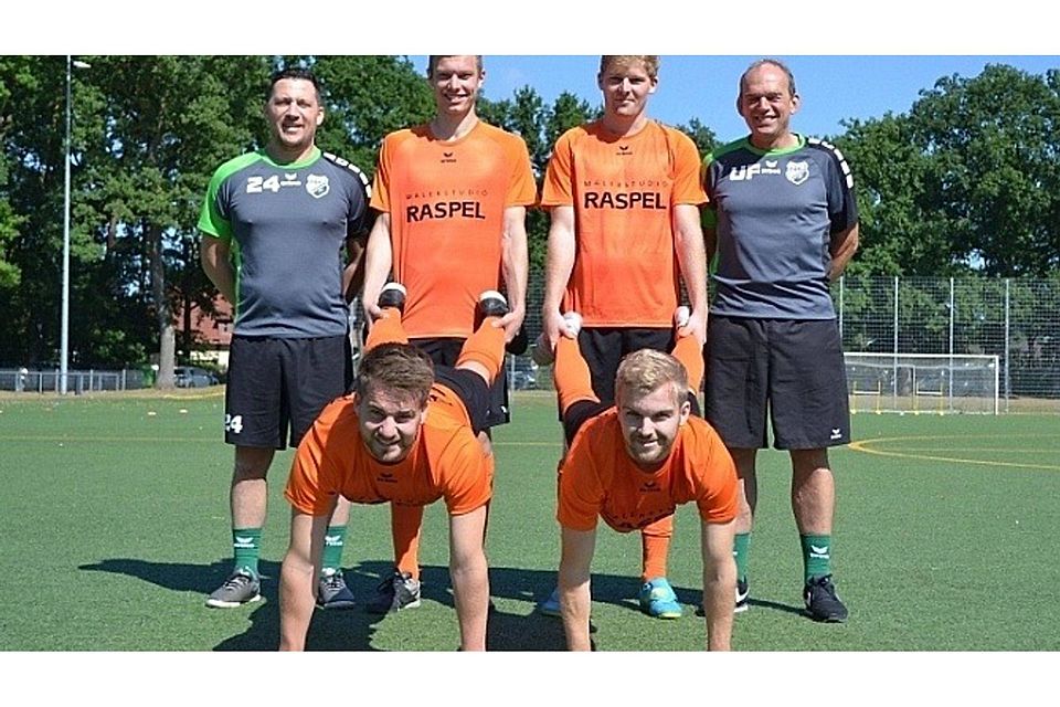 (h.vl.) Trainer Roberto Busacca, Daniel Giesbrecht, Niklas Hagen, der Sportliche Leiter Uwe Fuchs, (v.l.) Steffen Klesser und Torben Hartmann.