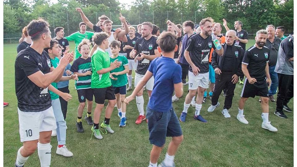 Die Fußballer des FC Starkenburgia Heppenheim feiern die A-Liga-Meisterschaft, haben aber noch weitere Ziele.	Foto: Thorsten Gutschalk