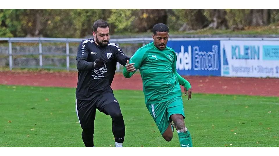 Elias Jungwirth (l.) zählte beim 6:2 des FSV Manderbach gegen Tringenstein zu den Torschützen. Tariekh Hirsi und der SSV Dillenburg mischen im Aufstiegskampf ebenfalls noch mit. © Lorenz Pietzsch