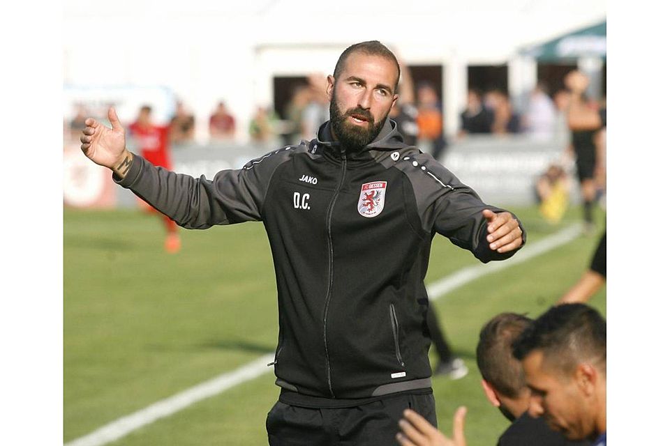 Die Verzweiflung eines Trainers: FC-Gießen-Coach Daniyel Cimen ärgert sich über viele vergebene Chancen seiner Mannschaft.	Foto: Ben