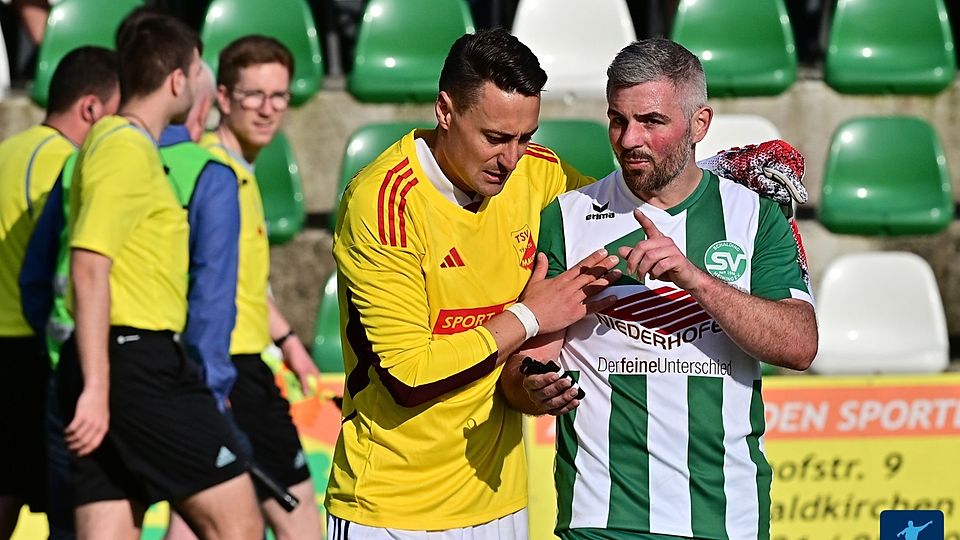 Sebastian Krieg (re.) zeigte im Bezirksliga-Spiel zwischen dem SV Schalding-Heining II und dem TSV Mauth beeindruckenden Sportsgeist 