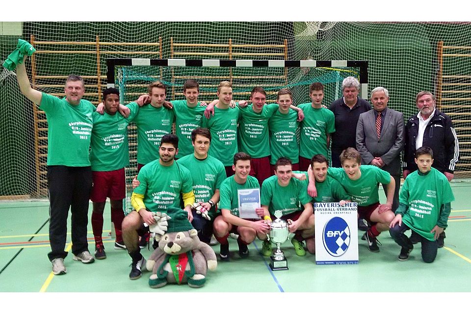 Die U19 des FC Weiden Ost bejubelt die Bezirksmeisterschaft. Foto: BFV