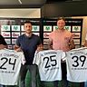 Der Villinger Sportvorstand Arash Yahyaijan freut sich über die Vertragsverlängerung mit den Spielern des FC  08 Villingen II Fabio Chiurazzi, Alexander German und Manuel Passarella (von links).
