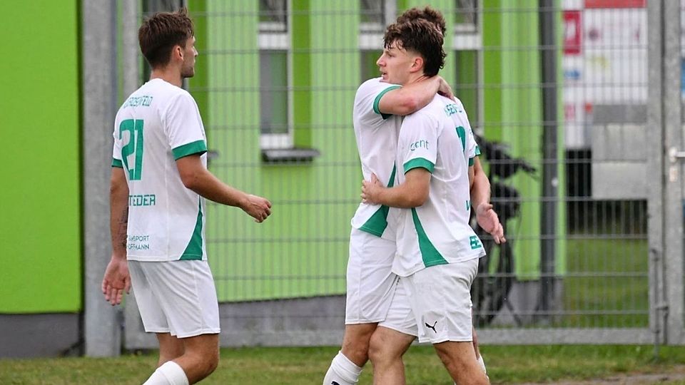 Neudrossenfeld feiert ihren Torschützen Lennart Wöhner. Sein Treffer zum 1:0 war die Entscheidung im Spiel gegen Weiden