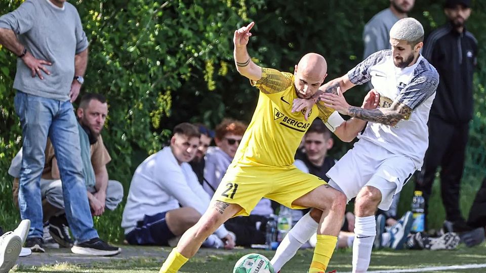 Auch einer dieser beiden Akteure hat es in die Top-Elf des ersten Halbjahres von Daniel Kittl geschafft: Ninos Shamoun (rechts) vom FC Aksu setzt sich in dieser Szene gegen Budenheims Nick Pio Murana durch.