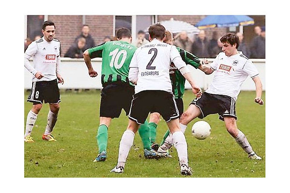 In einem gutklassigen Spiel behielt SW Oldenburg (weiße Trikots) gegen Polizei SV die Oberhand.   Bild: Martin Remmers