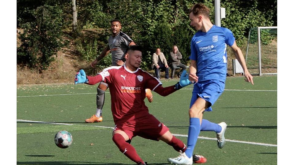 Der erste Streich: Bretzenheims Finn Gärtner (rechts) trifft bereits nach sieben Minuten zum 1:0 gegen Mombachs Torhüter Taiki Itsukaichi. 	 Foto: hbz /Jörg Henkel