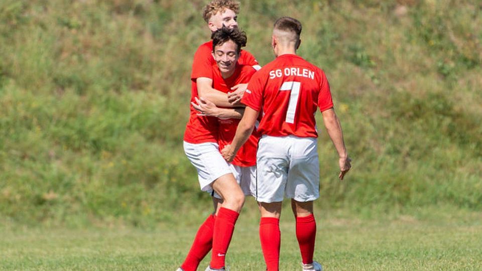 Orlen feiert seinen 3:0-Sieg im Hintertaunus. Mark Ian Braun freut sich über sein erstes Saisontor.