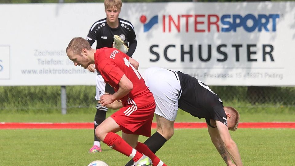 Auch im zweiten Duell klar spielbestimmend: Die Peitinger (in Rot, hier mit Martin Schauer am Ball) zeigten gegen den TSV Landsberg II einen souveränen Auftritt. In der zweiten Runde geht es nun gegen den SV Lohhof.