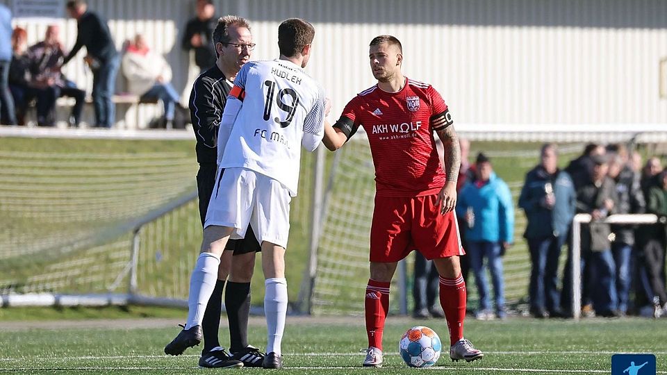 Dominik Grams (rechts), der Kapitän des VfB Hüls, könnte am Samstag beim ZDF-Torwandschießen dabei sein.