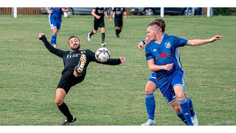  Der mittlerweile Büblingshäuser Osman Demirel (am Ball) trifft gegen seinen Ex-Club SG Reiskirchen/Niederwetz zum zwischenzeitlichen 2:1. (© Jenniver Röczey) 