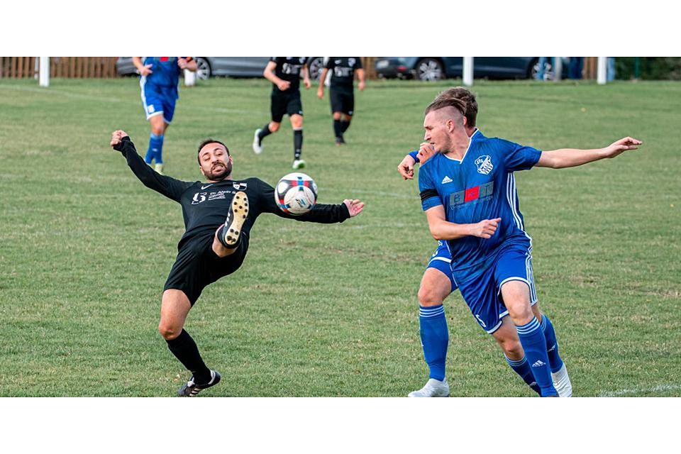  Der mittlerweile Büblingshäuser Osman Demirel (am Ball) trifft gegen seinen Ex-Club SG Reiskirchen/Niederwetz zum zwischenzeitlichen 2:1. (© Jenniver Röczey) 