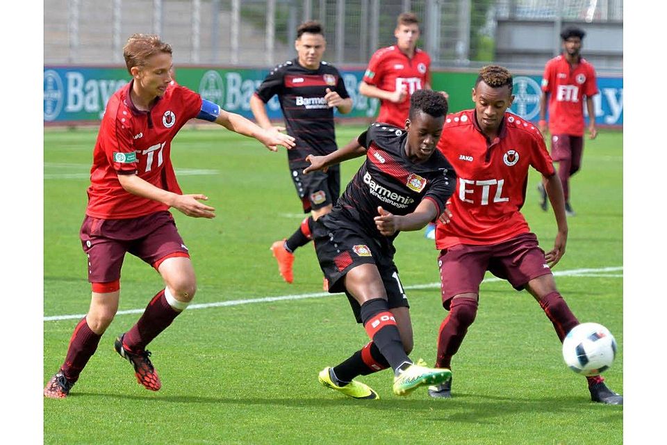 Viktorias B-Jugendliche Alexander Mademann (l.) und Thierno  Ballo können Leverkusens Hans Anapak-Baka nicht stoppen.Fotos: RD/UH