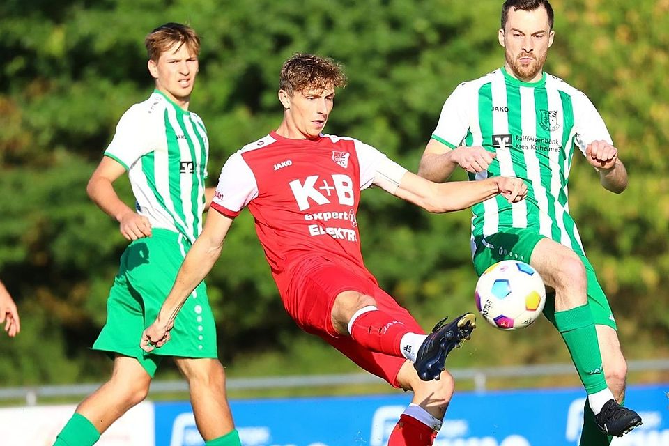 Beim TB 03 Roding ist die Freude groß über den Verbleib von Alexander Fuchs (Mitte).