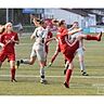 Die Fußballerinnen der TSG Backnang (rote Trikots) müssen um den Verbleib in der Bezirksliga spielen. 