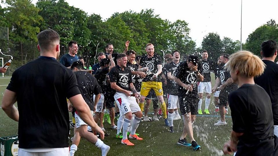 Auf dem Moguntia-Sportplatz hat der FC Basara Mainz viele Feste gefeiert – wie den Aufstieg in die Verbandsliga im Juni 2019.	Archivfoto: Kristina Schäfer/hbz